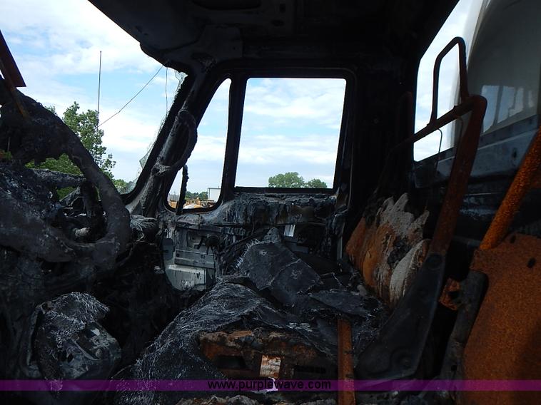 image for item J1077 2006 International 7400 tank truck