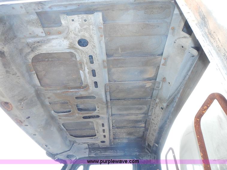 image for item J1077 2006 International 7400 tank truck