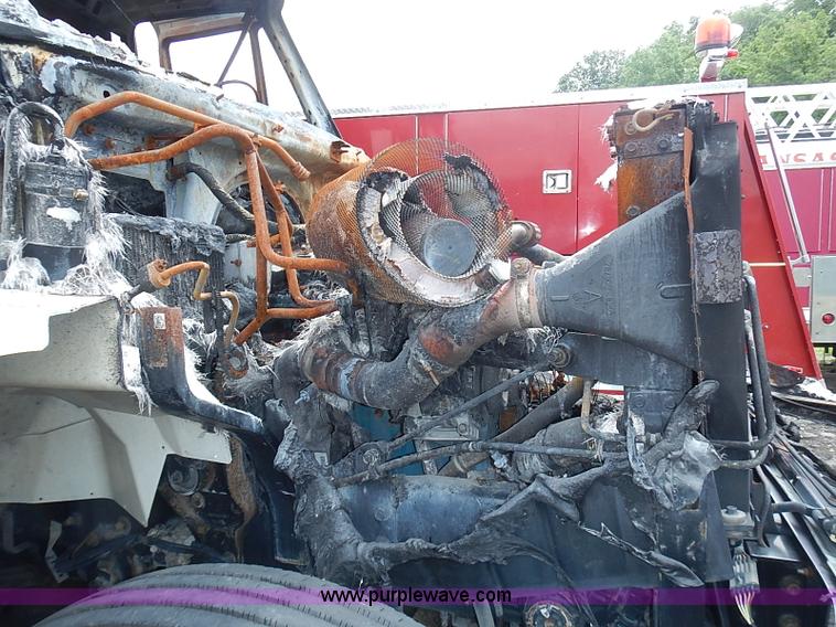 image for item J1077 2006 International 7400 tank truck