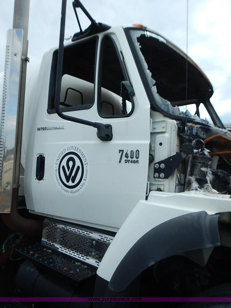 image for item J1077 2006 International 7400 tank truck