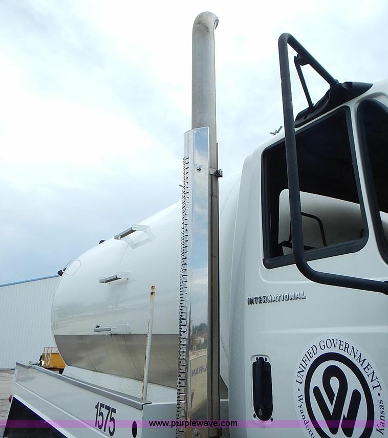 image for item J1077 2006 International 7400 tank truck