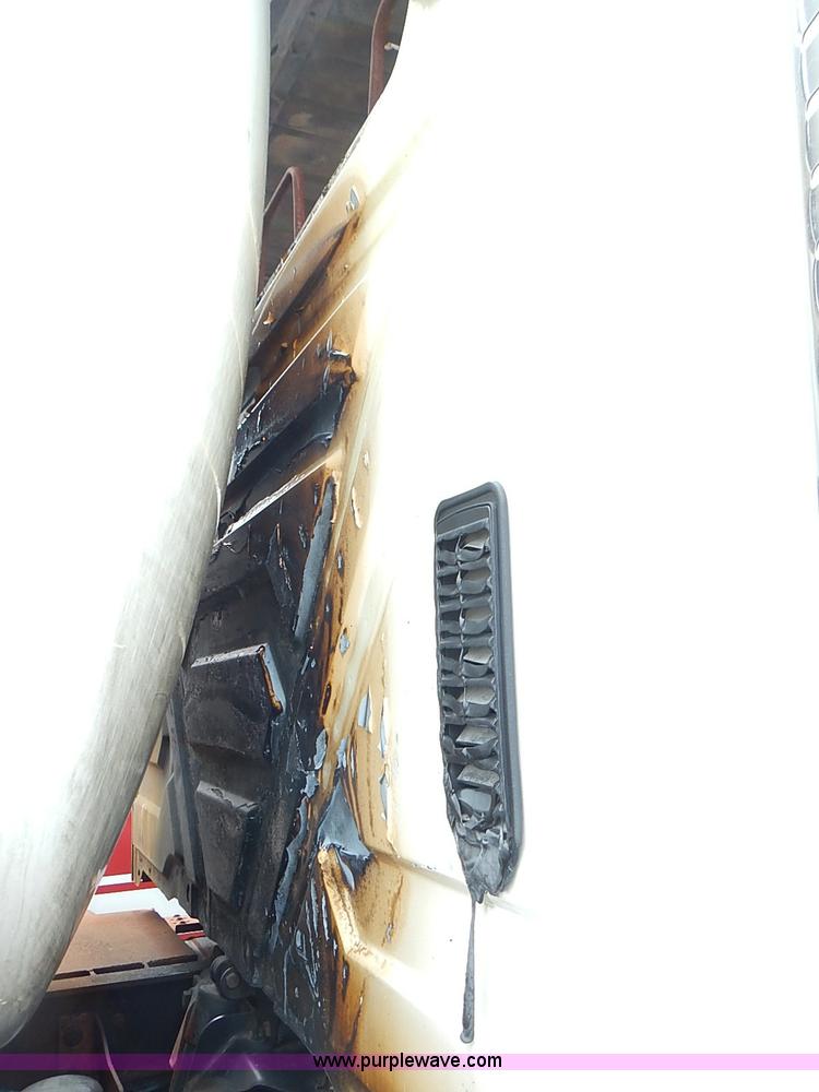 image for item J1077 2006 International 7400 tank truck