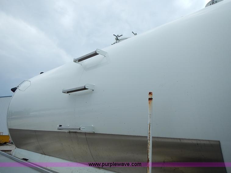 image for item J1077 2006 International 7400 tank truck