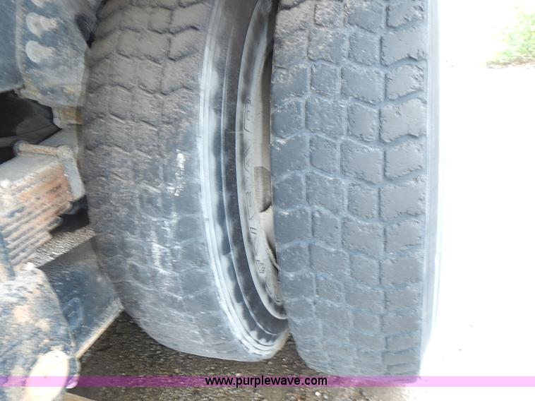 image for item J1077 2006 International 7400 tank truck