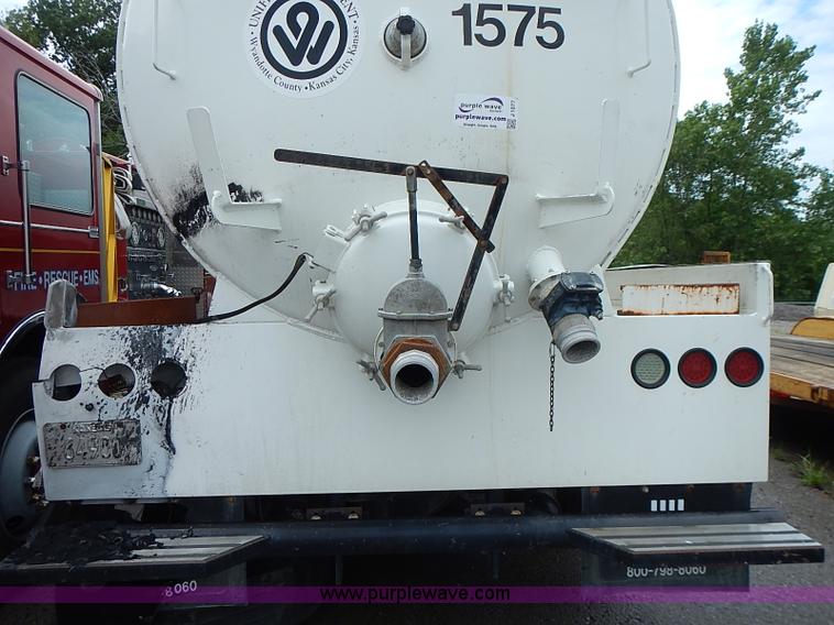 image for item J1077 2006 International 7400 tank truck