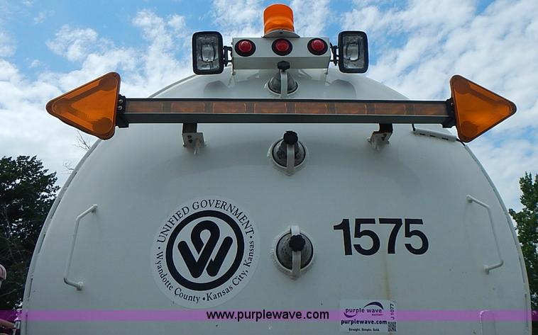 image for item J1077 2006 International 7400 tank truck