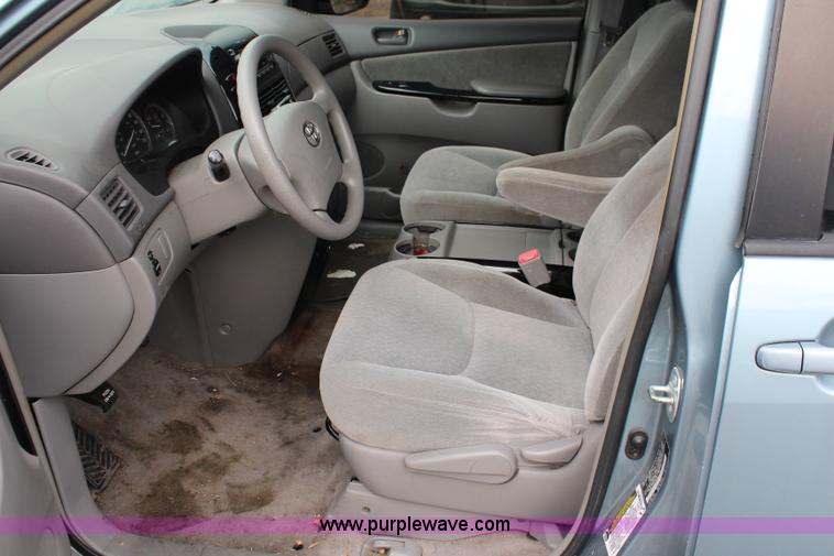 image for item J1156 2005 Toyota Sienna van