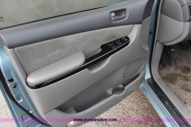 image for item J1156 2005 Toyota Sienna van