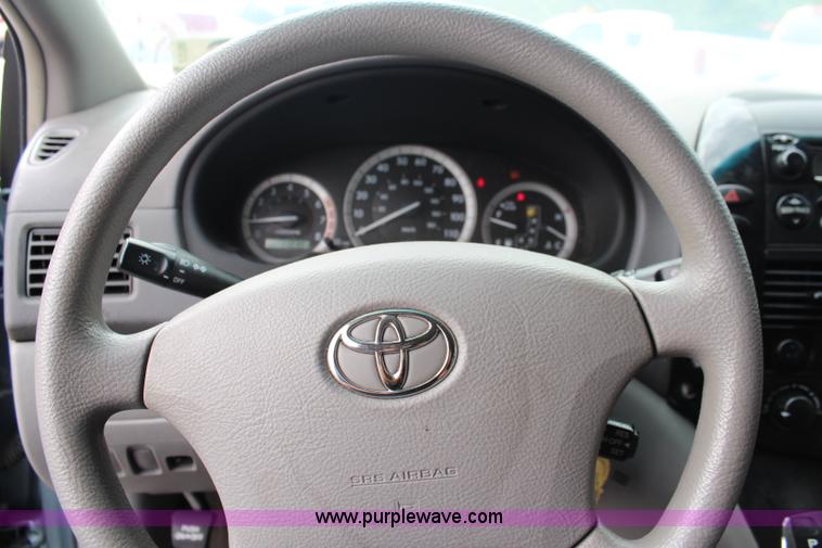 image for item J1156 2005 Toyota Sienna van