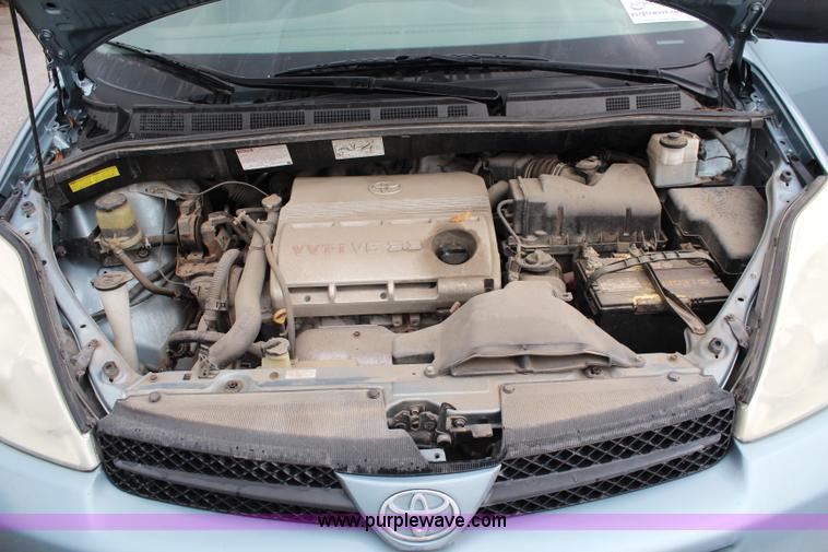 image for item J1156 2005 Toyota Sienna van