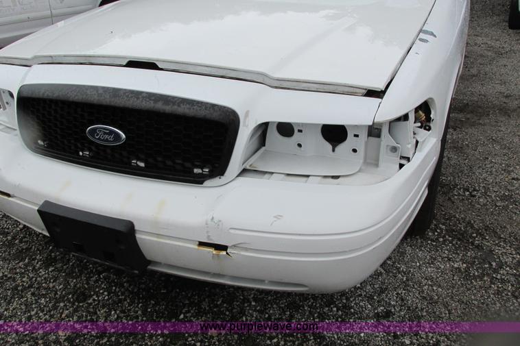 image for item J1186 2005 Ford Crown Victoria Police Interceptor 4.6L V8 SOHC 16V FFV gas engine