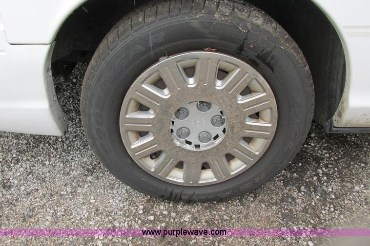 image for item J1186 2005 Ford Crown Victoria Police Interceptor 4.6L V8 SOHC 16V FFV gas engine