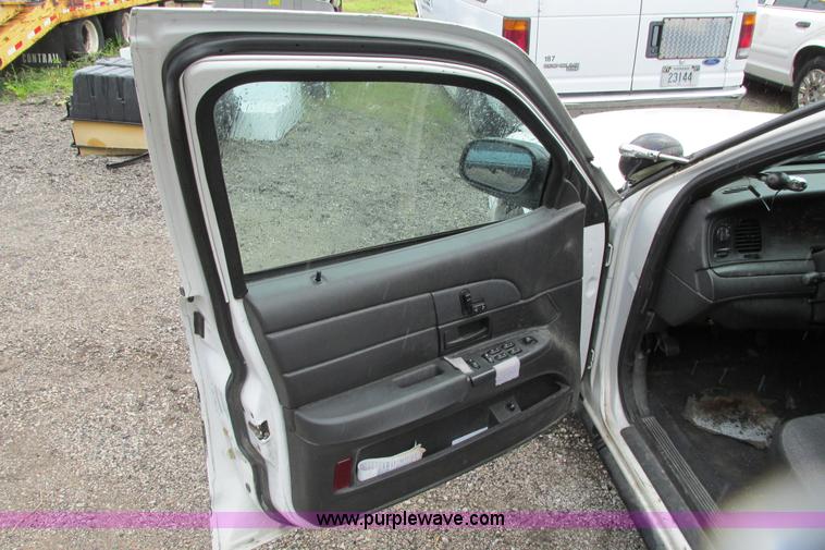 image for item J1186 2005 Ford Crown Victoria Police Interceptor 4.6L V8 SOHC 16V FFV gas engine