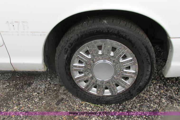 image for item J1186 2005 Ford Crown Victoria Police Interceptor 4.6L V8 SOHC 16V FFV gas engine