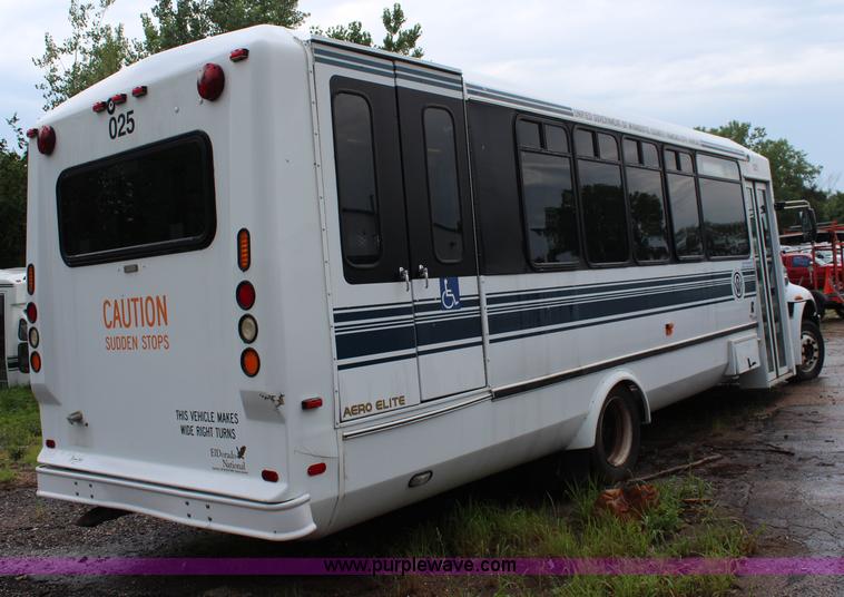 image for item J1199 2007 International 3200 bus