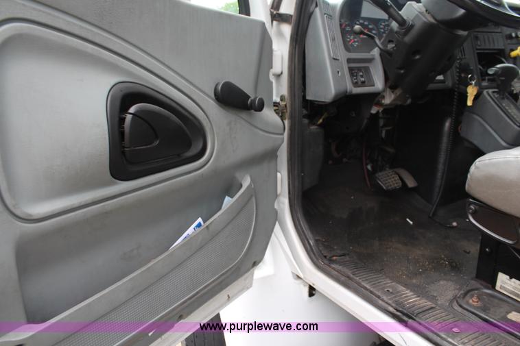 image for item J1199 2007 International 3200 bus