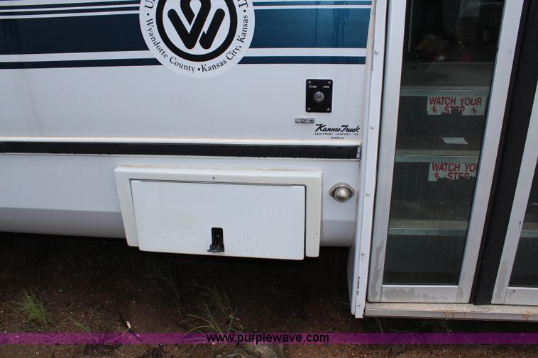 image for item J1199 2007 International 3200 bus