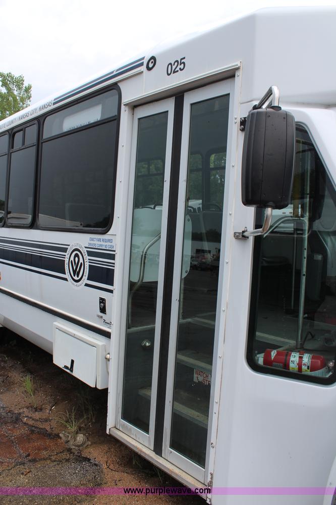 image for item J1199 2007 International 3200 bus