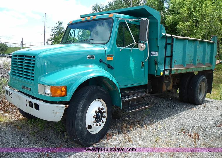 image for item J1225 2001 International 4900 dump truck