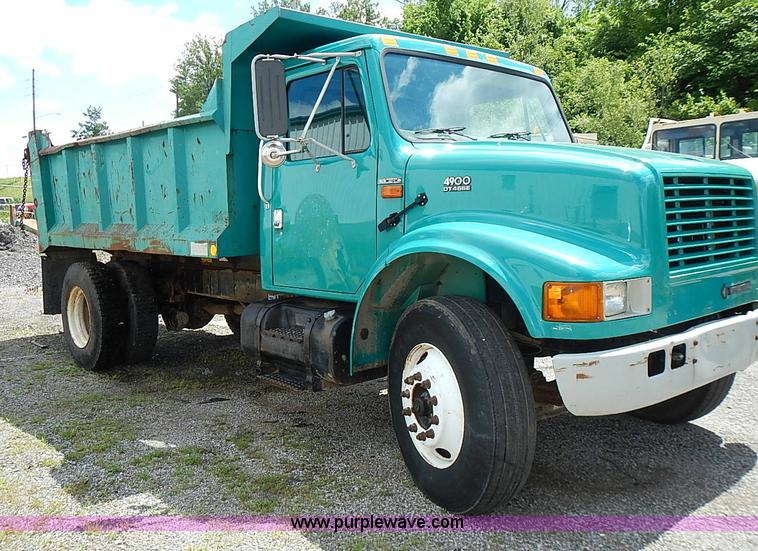 image for item J1225 2001 International 4900 dump truck