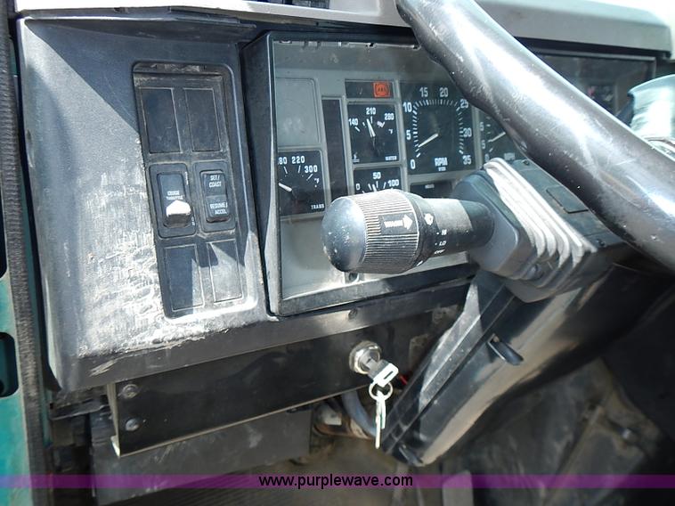 image for item J1225 2001 International 4900 dump truck