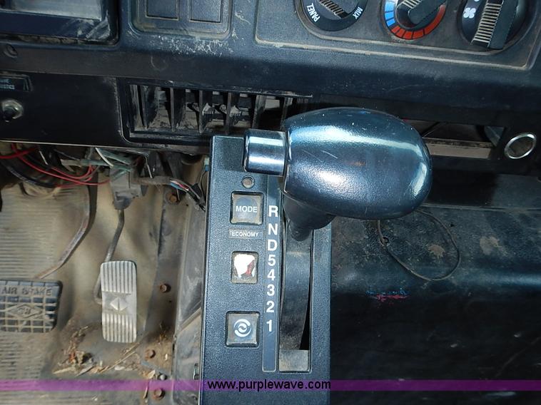 image for item J1225 2001 International 4900 dump truck