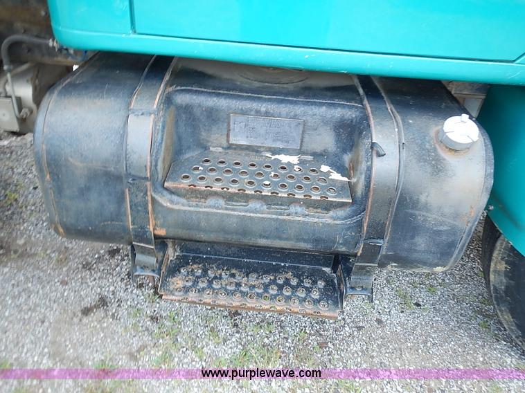 image for item J1225 2001 International 4900 dump truck