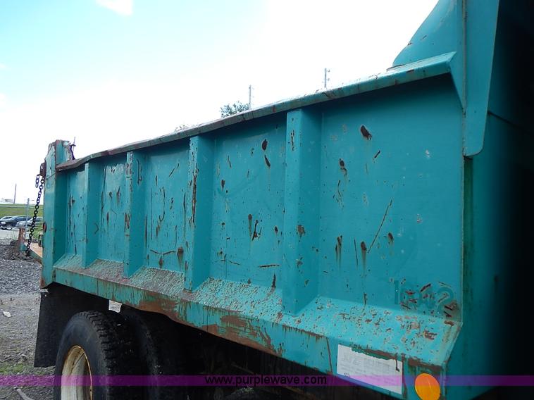 image for item J1225 2001 International 4900 dump truck