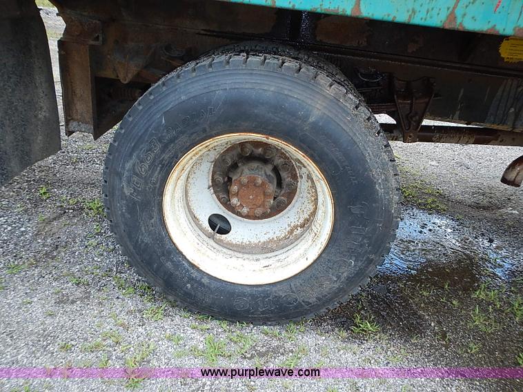 image for item J1225 2001 International 4900 dump truck