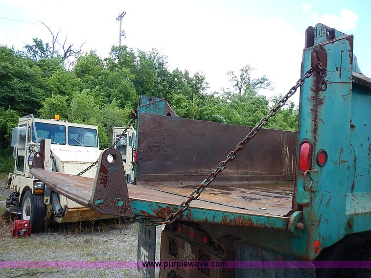 image for item J1225 2001 International 4900 dump truck