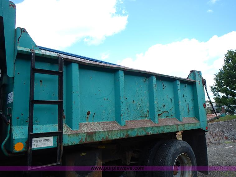 image for item J1225 2001 International 4900 dump truck