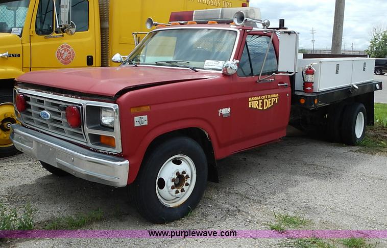 image for item J1230 1984 Ford F350 flatbed truck