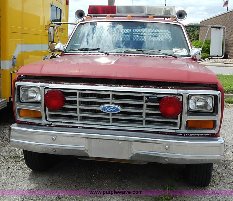 image for item J1230 1984 Ford F350 flatbed truck