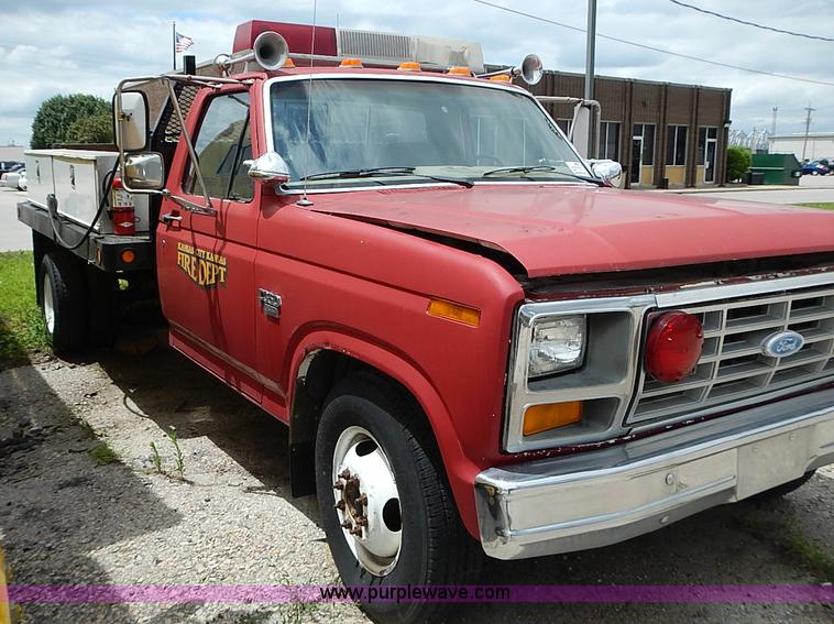 image for item J1230 1984 Ford F350 flatbed truck