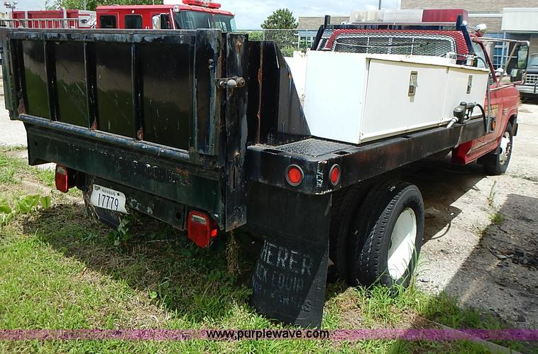 image for item J1230 1984 Ford F350 flatbed truck