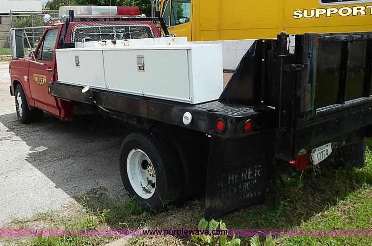 image for item J1230 1984 Ford F350 flatbed truck