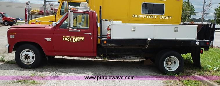 image for item J1230 1984 Ford F350 flatbed truck