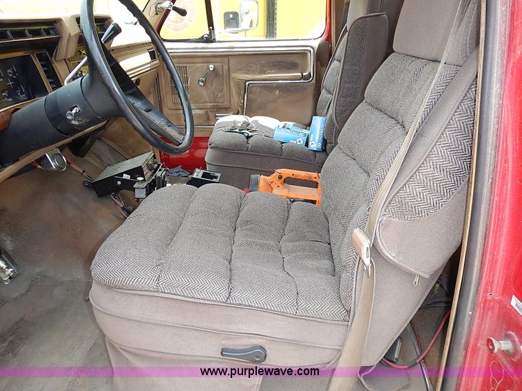 image for item J1230 1984 Ford F350 flatbed truck