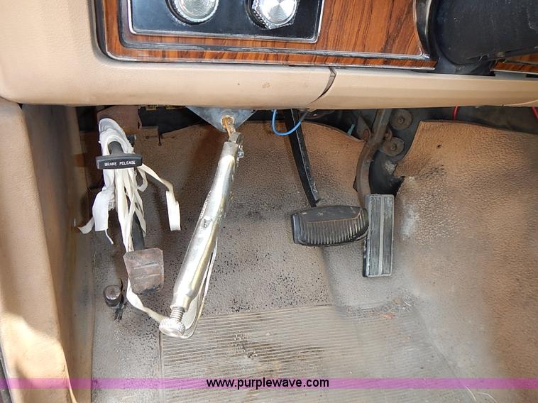 image for item J1230 1984 Ford F350 flatbed truck