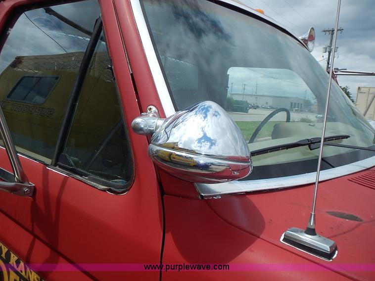 image for item J1230 1984 Ford F350 flatbed truck