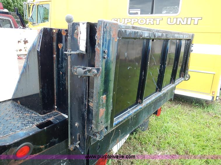 image for item J1230 1984 Ford F350 flatbed truck