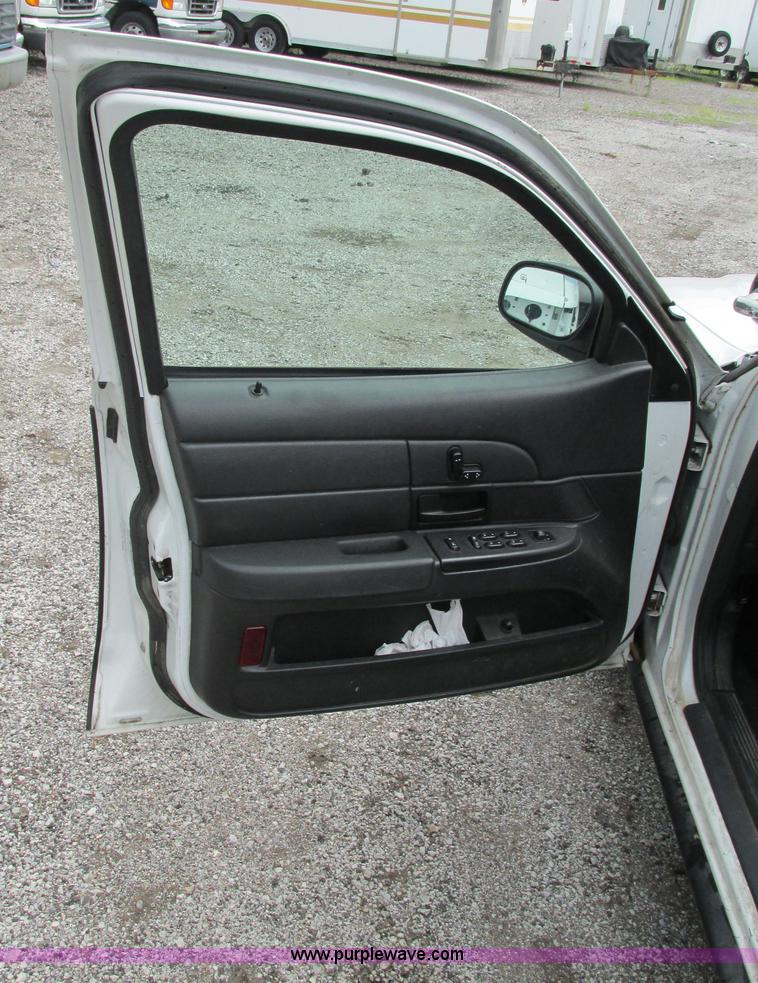 image for item J2185 2006 Ford Crown Victoria Police Interceptor