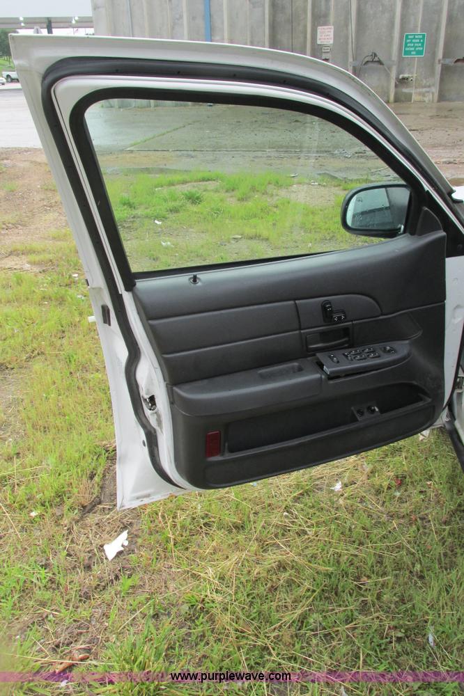 image for item J2199 2003 Ford Crown Victoria Police Interceptor