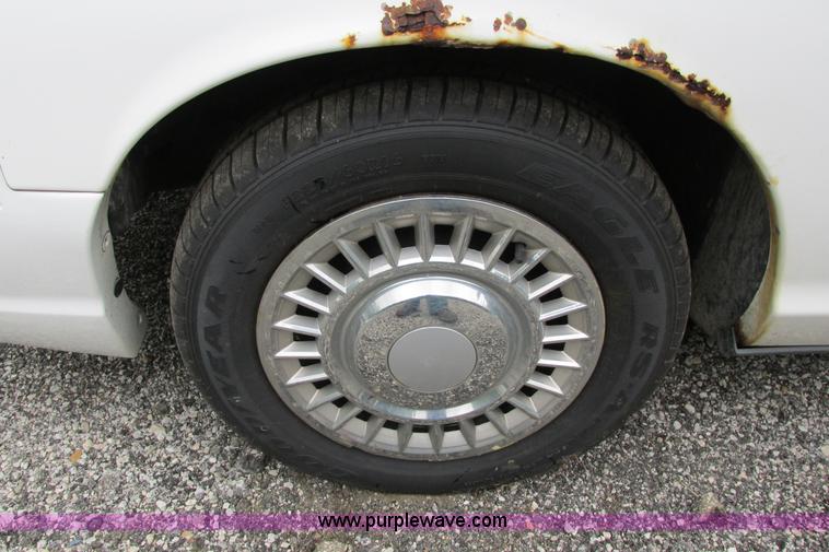 image for item J2201 2000 Ford Crown Victoria Police Interceptor