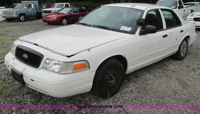 image for item J2211 2005 Ford Crown Victoria Police Interceptor