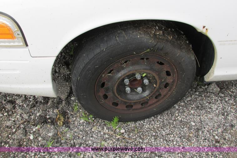 image for item J2211 2005 Ford Crown Victoria Police Interceptor