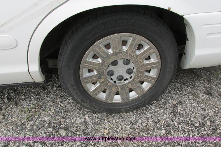 image for item J2211 2005 Ford Crown Victoria Police Interceptor