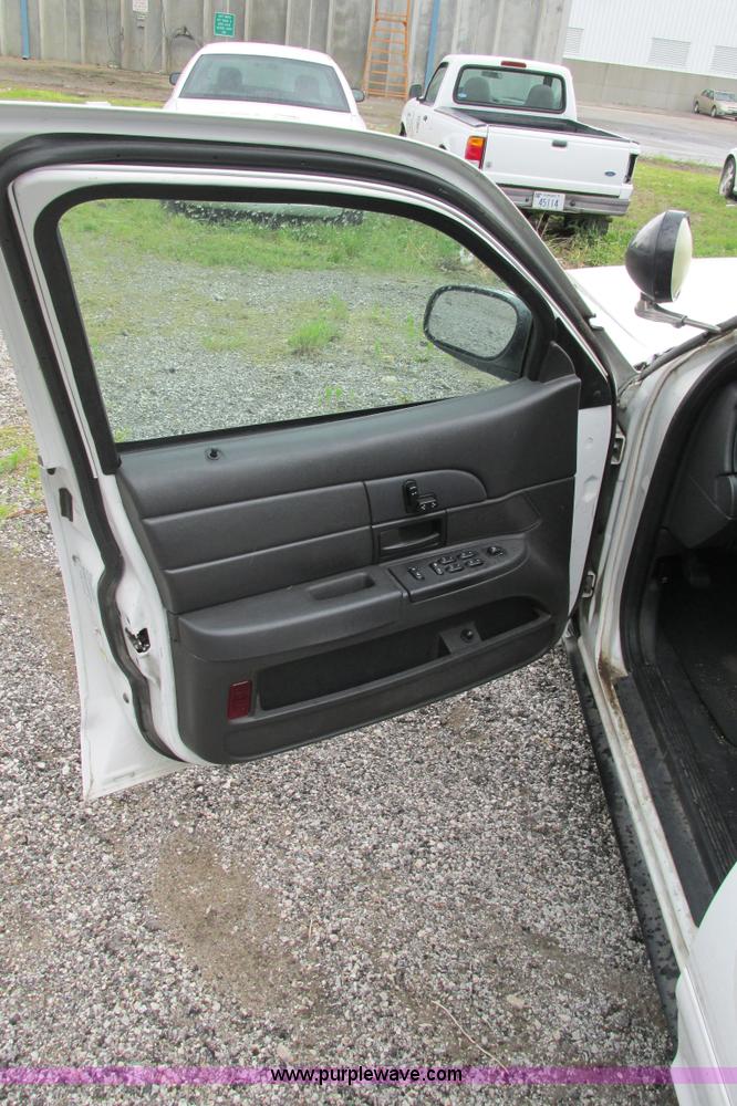 image for item J2211 2005 Ford Crown Victoria Police Interceptor