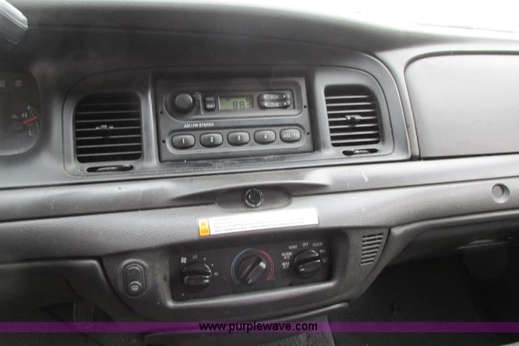 image for item J2211 2005 Ford Crown Victoria Police Interceptor