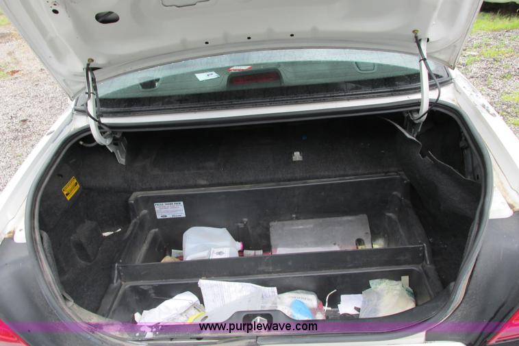 image for item J2211 2005 Ford Crown Victoria Police Interceptor